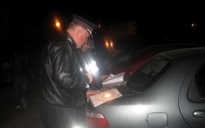 Poliţiştii fac cercetări pentru a-i prinde pe vinovaţi