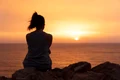 Femeie la apus - singuratate - depresie - relaxare FOTO Shutterstock
