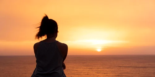 Femeie la apus - singuratate - depresie - relaxare FOTO Shutterstock