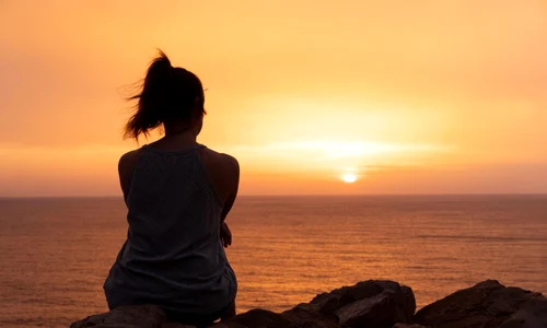 Femeie la apus - singuratate - depresie - relaxare FOTO Shutterstock