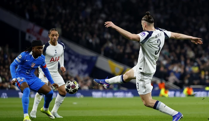 Radu Drăgușin (dreapta) a evoluat 66 de minute în Liga Campionilor (FOTO: EPA)