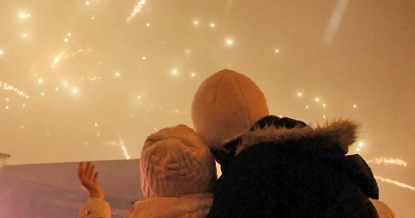 Un cuplu de îndrăgostiţi a urmărit prin ceaţă focul de artificii