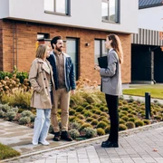 Agent imobiliar arata o casa unui cuplu - imobiliare