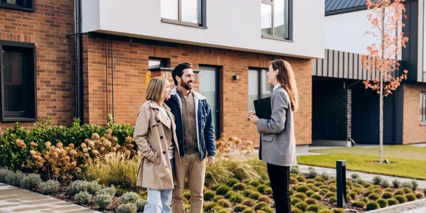 Agent imobiliar arata o casa unui cuplu - imobiliare 