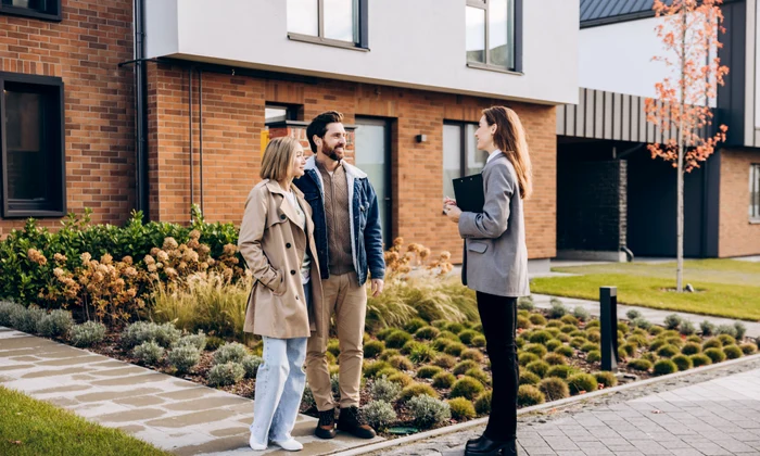 Agent imobiliar arata o casa unui cuplu - imobiliare 