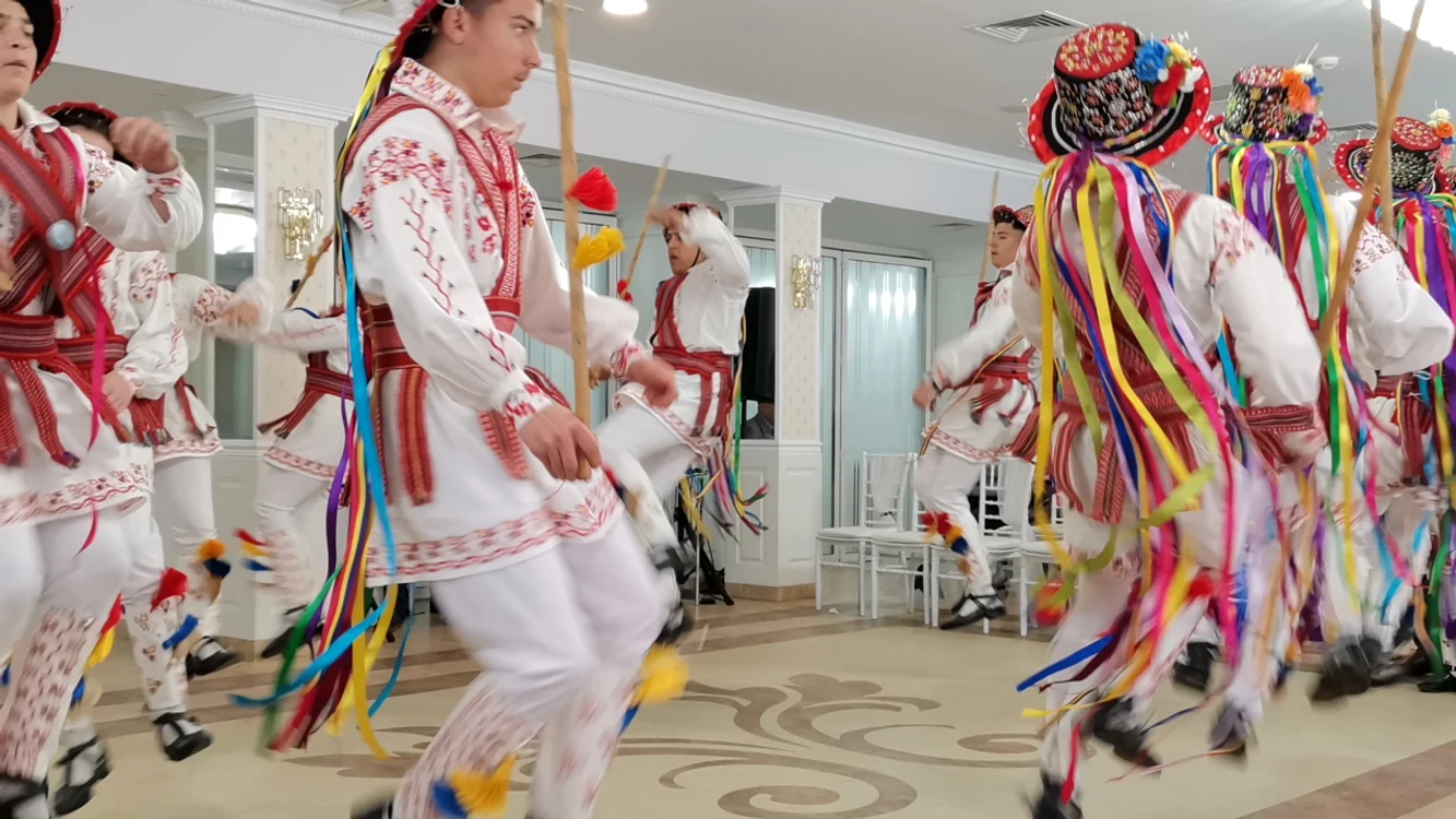 Călușarii de la Osica de Jos au primit un premiu special acordat ansamblului FOTO: A.M.