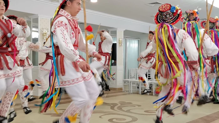 Călușarii de la Osica de Jos au primit un premiu special acordat ansamblului FOTO: A.M.