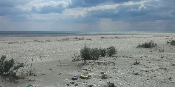 Gunoi pe plaja Corbu