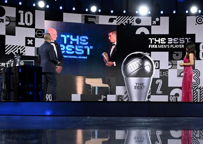 Lewandowski a primit trofeul de la președintele FIFA, Gianni Infantino, care a mers special la Munchen