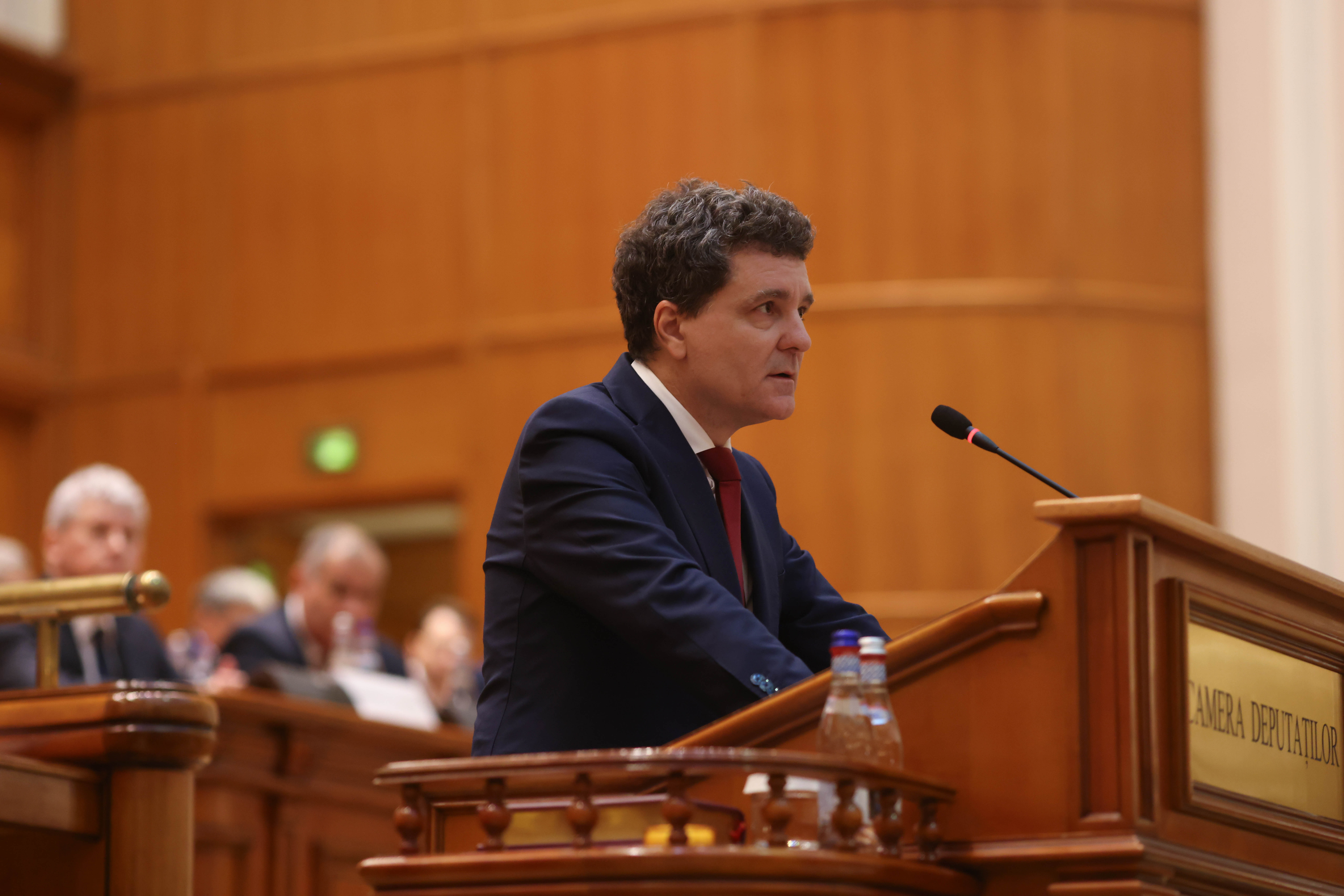 Şedinţa solemnă comună a Camerei Deputaţilor şi Senatului consacrată depunerii jurământului de către preşedintele ales al României, Nicuşor Dan, la Palatul Parlamentului din București. FOTO Inquam Photos / George Călin