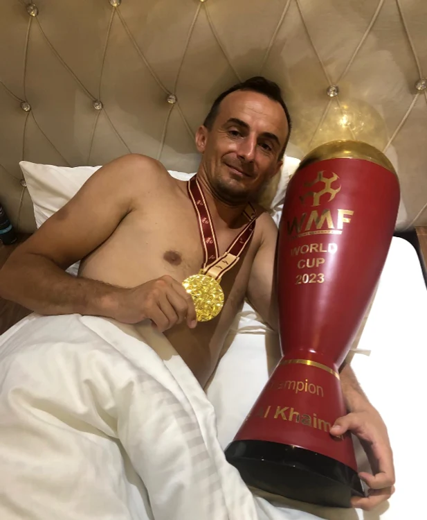 Căpitanul Mircea Popa a dormit cu trofeul. Foto Facebook