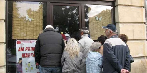 În fiecare dimineaţă se face coadă în faţa magazinelor second hand 