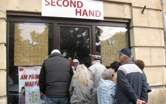 În fiecare dimineaţă se face coadă în faţa magazinelor second hand
