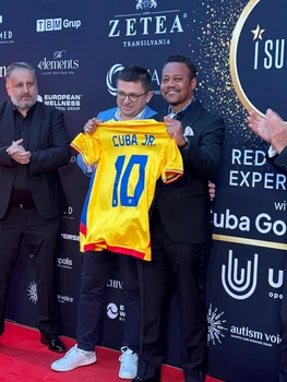 Cuba Gooding Jr. și un tricou de fotbal cu numele lui și numărul 10 inscripționate pe el, cadou special realizat pentru el din partea Federației Române de Fotbal