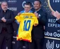 Cuba Gooding Jr. și un tricou de fotbal cu numele lui și numărul 10 inscripționate pe el, cadou special realizat pentru el din partea Federației Române de Fotbal