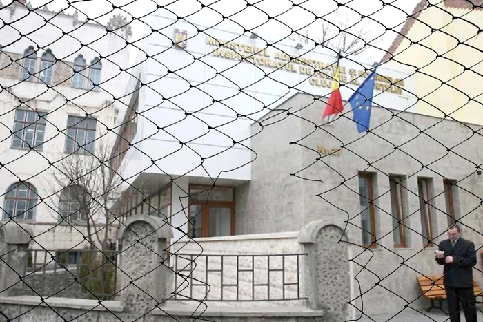 
    Patru deţinuţi au rupt grilajul de fier şi au scăpat din curtea interioară a IPJ Cluj. Trei dintre ei au fost prinşi, după ce toţi  poliţiştii au fost chemaţi la muncă  