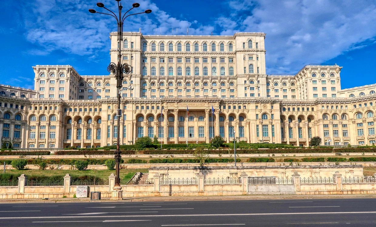 Gardul din jurul Palatului Parlamentului ar putea dispărea. FOTO Pixabay