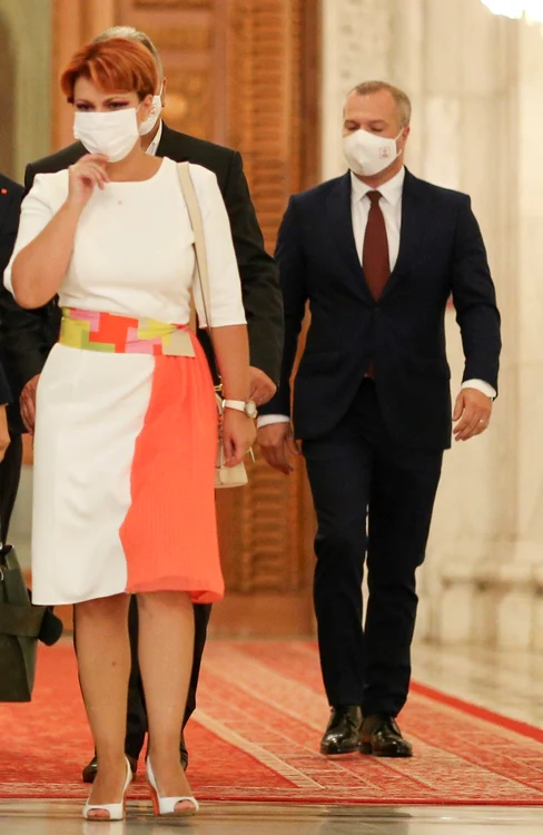 Olguța Vasilescu a ales o rochie albă cu accente corai