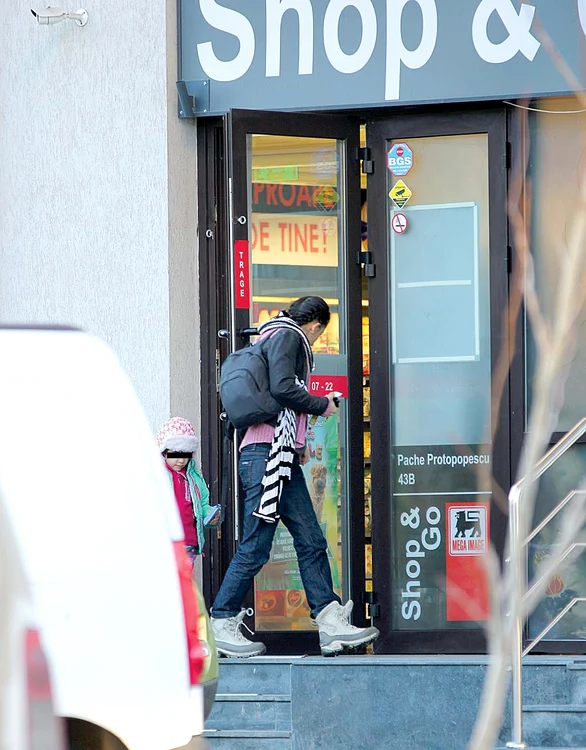 Soția lui Strunilă se chinuie singură și cu cumpărăturile