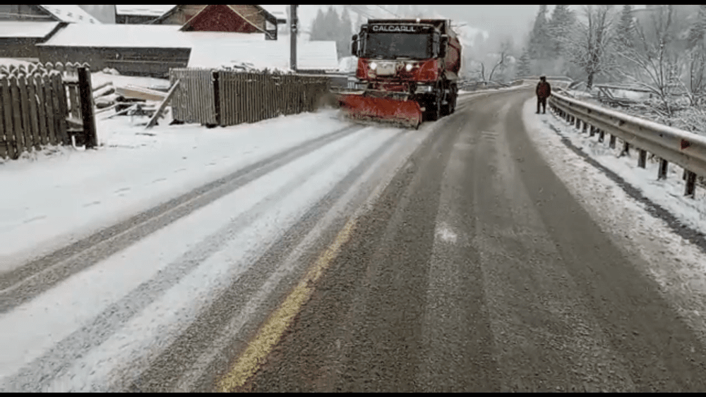 Iarna a pus stăpânire peste Suceava. Ninge abundent în nordul țării VIDEO