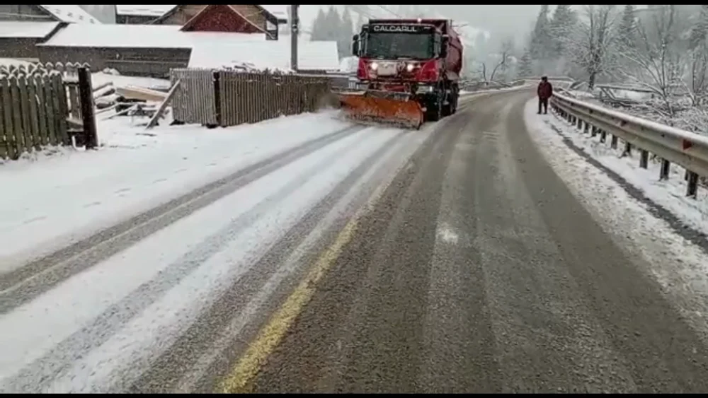 Iarna a pus stăpânire peste Suceava. Ninge abundent în nordul țării VIDEO