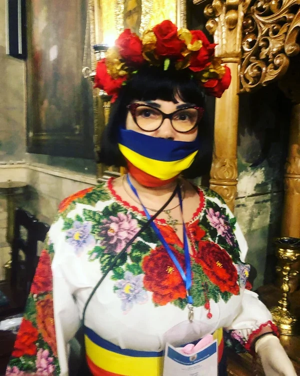 Ozana Barabancea a purtat mască și coroniță tricolorefoto: Instagram