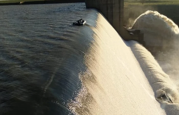 VIDEO La un pas de tragedie. Momentul în care 4 bărbați agățați de o barcă sunt salvați de la marginea unui baraj de 40 de metri