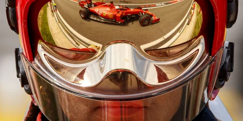 Şoferul german de Formula 1 Sebastian Vettel de la Scuderia Ferrari se reflectă pe casca unui agent în prima sesiune de pregătire a Grand Prix ului francez pe circuitul Paul Ricard din Le Castellet Franţa FOTO EPA EFE Valdrin Xhemaj