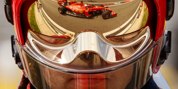 Şoferul german de Formula 1 Sebastian Vettel de la Scuderia Ferrari se reflectă pe casca unui agent în prima sesiune de pregătire a Grand Prix ului francez pe circuitul Paul Ricard din Le Castellet Franţa FOTO EPA EFE Valdrin Xhemaj