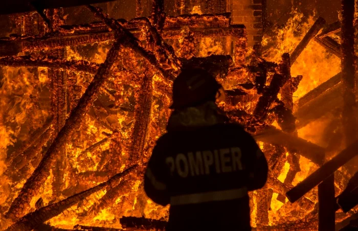 Pompierii au stins flăcările după o intervenţie de 4 ore FOTO Adevărul