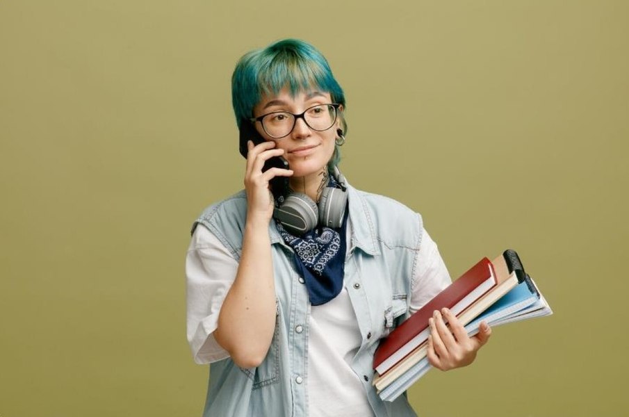 Italia înăsprește codul vestimentar în școli. Reguli mai dure pentru fete şi sancțiuni pentru ținute „excentrice” 
