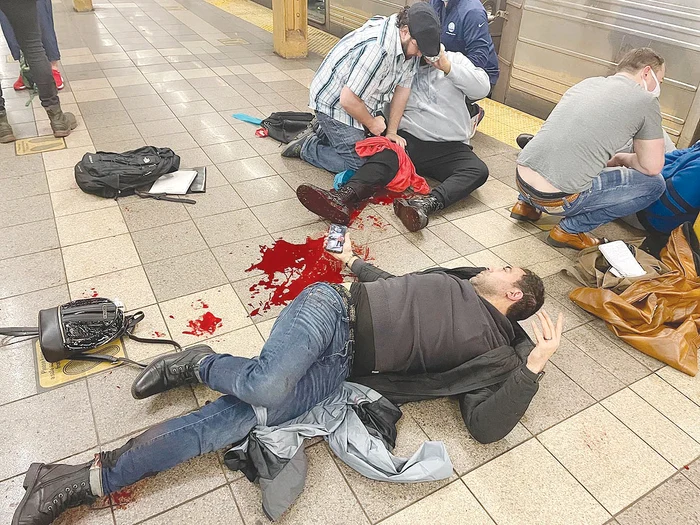 10 persoane au fost rănite de gloanţele trase de atacatorul furios