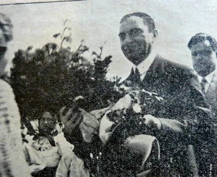 Iuliu Maniu primind un buchet de flori din partea Societăţii culturale FOTO Marin Pop