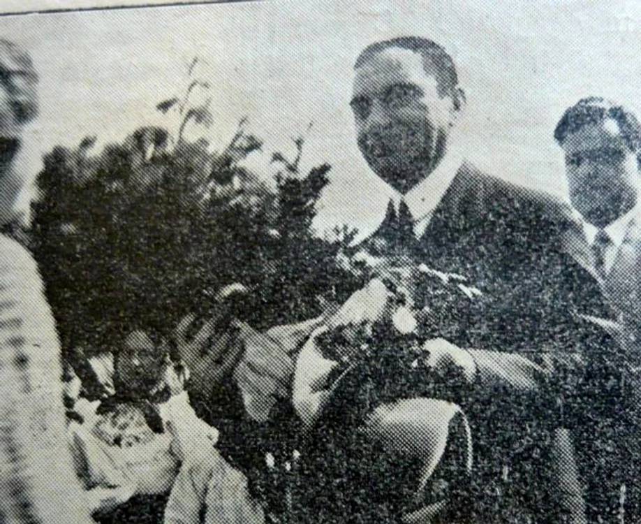 Iuliu Maniu primind un buchet de flori din partea Societăţii culturale FOTO Marin Pop