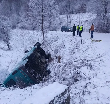 Accident cu microbuzul Foto ISU Hunedoara (2) jpg