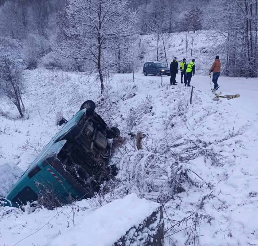 Accident cu microbuzul Foto ISU Hunedoara (2) jpg
