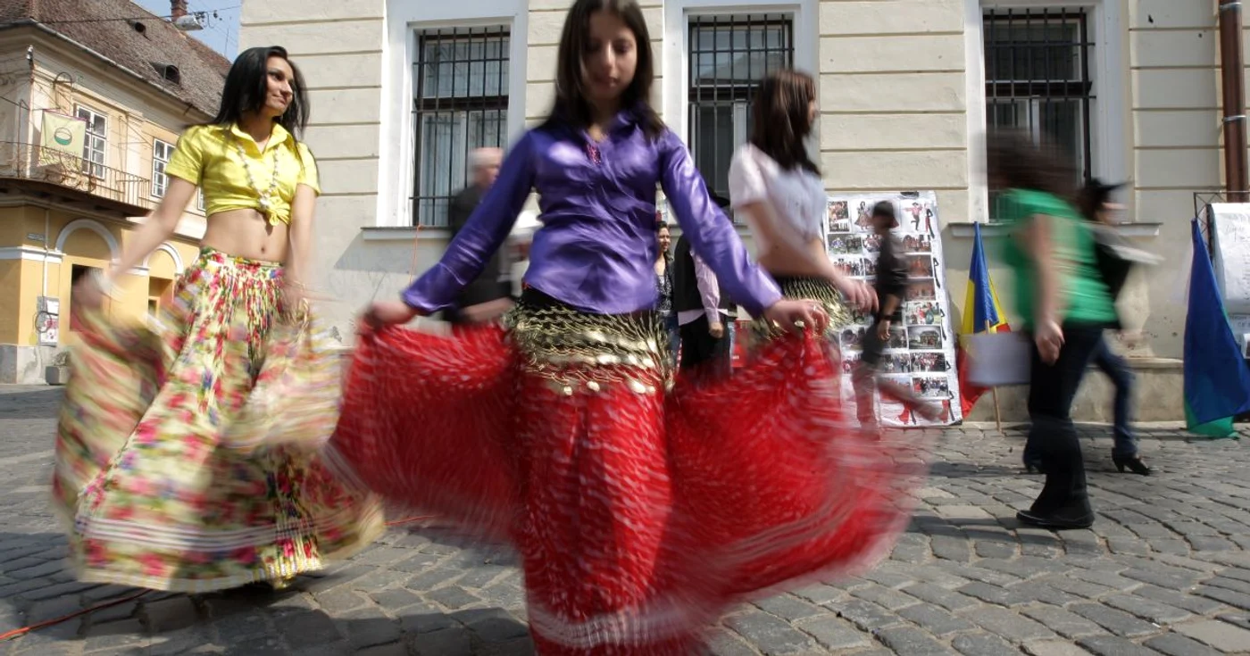 Studenţii romi serbează Ziua Internaţională a Romilor prin dans (foto: adevarul)