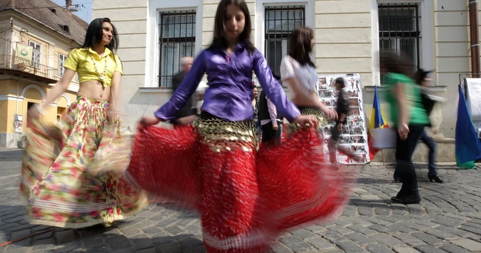 Studenţii romi serbează Ziua Internaţională a Romilor prin dans (foto: adevarul)