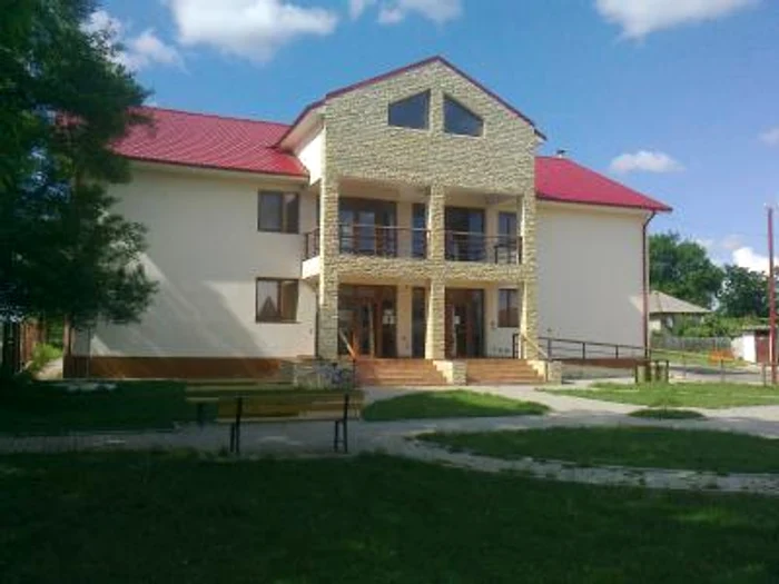 
    Localnicul s-a legat cu cătușe de rampa pentru persoane cu handicapFoto:primariafrecatei.ro  