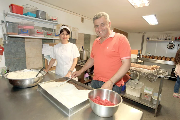 Celebrul bucătar a preparat chiar sub ochii noştri prăjitura casei, “Bună rău”. Are blat de cacao, cremă de ciocolată, mousse de vanilie, glazură şi costă 4,5 lei