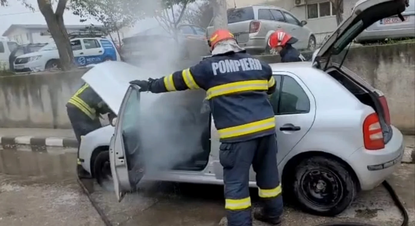 Incendiul a cuprins motorul și bordul. FOTO ISU Giurgiu