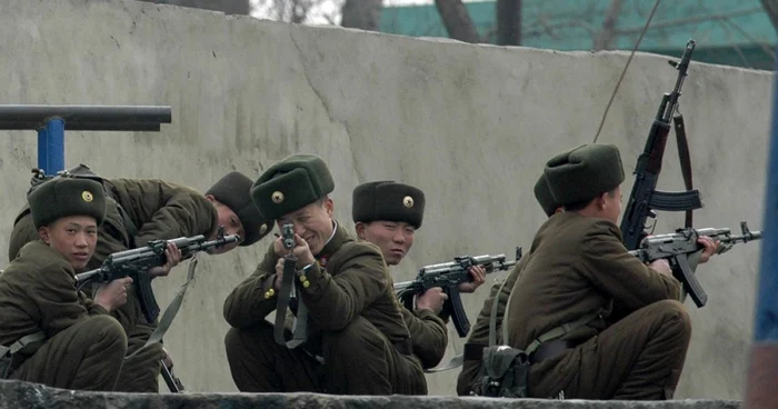 Militari nord-coreeni în misiune la graniţa cu China (Fotografie făcută de Jacky Chen-Reuters)