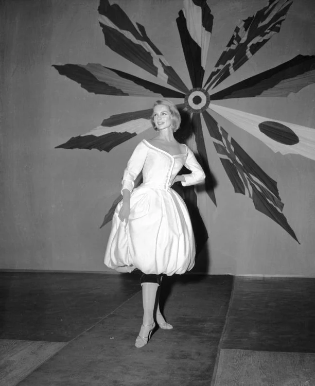 Rochie de cocktail din anii ’50-’60; creaţie Christian Dior
