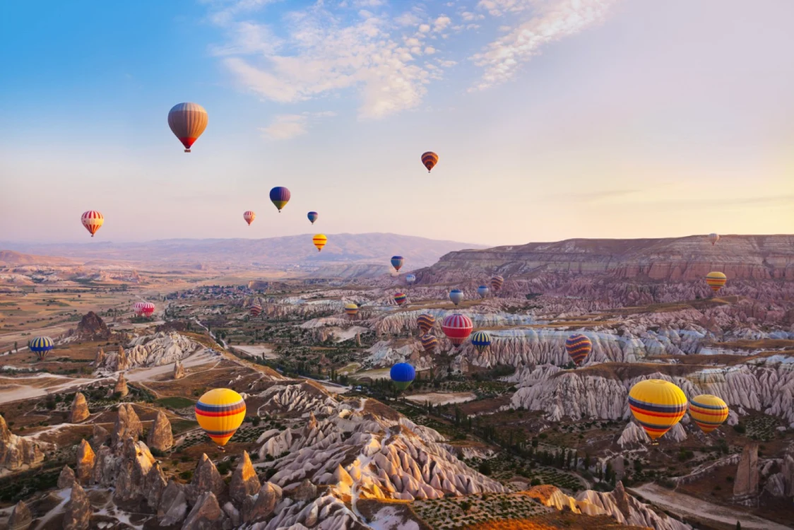 Zborul cu balonul cu aer cald este considerat unul dintre cele mai elementare mijloace de zbor. Dar oare câtă siguranţă prezintă? FOTO Shutterstock