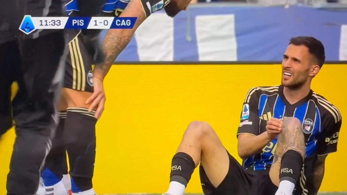 Marius Marin a mai rezistat câteva minute pe teren după ce a fost lovit. Captură TV