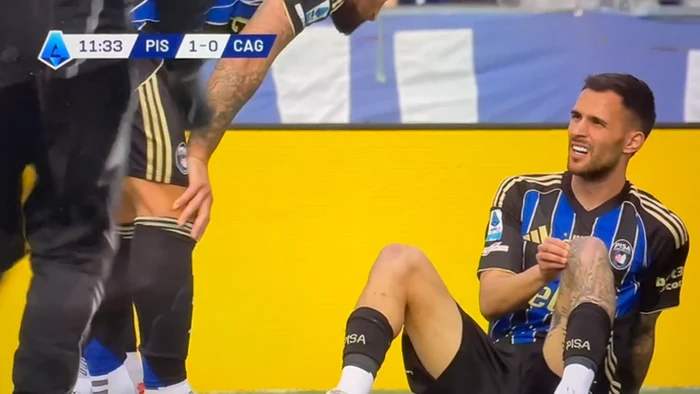 Marius Marin a mai rezistat câteva minute pe teren după ce a fost lovit. Captură TV