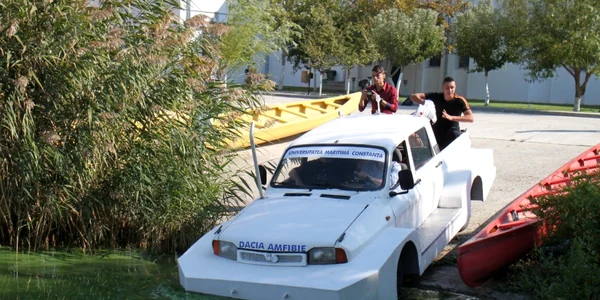 Dacia amfibie lansată la apă pe lacul Siutghiol de studenţii de la Universitatea Maritimă Constanţa Foto mediafax