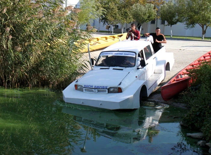 Dacia amfibie lansată la apă de studenţii de la Universitatea Maritimă Constanţa Foto Mediafax