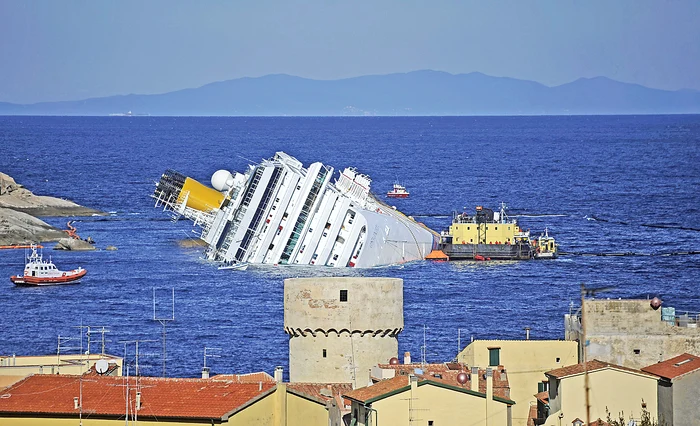 IANUARIE 2012 - Pe vasul Costa Concordia şi-au pierdut viaţa 32 de pasageri