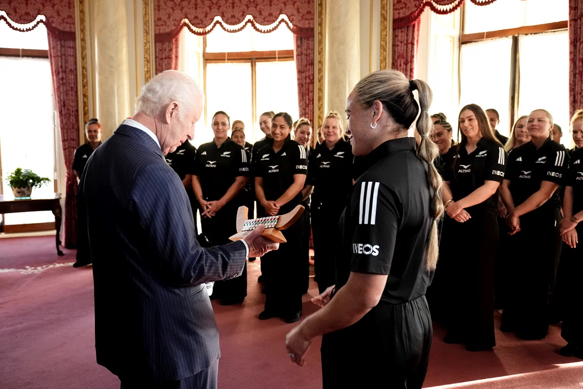 Regele Charles al III-lea cu rugbistele din Noua Zeelandă. FOTO: Getty Images